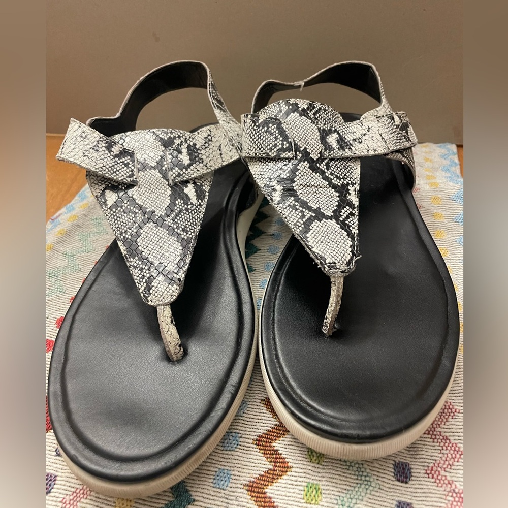 Naturalize Women's Black and White Sandals sz 9.5